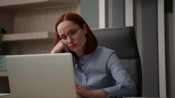 Entediado Triste Caucasiano Feminino Trabalhador Cansado Desmotivado Desinteressado Trabalho Escritório — Vídeo de Stock