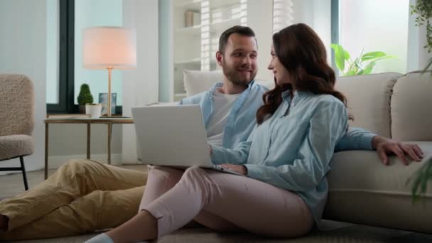 Happy Couple Talk Talk Talk Using Laptop Ecommerce Online Vásárlás — Stock videók