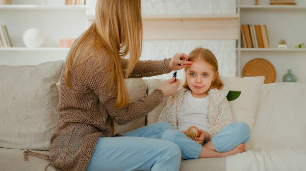 Caucasian Mother Make Coiffure Hairdo Hair Pin Combing Comb Talking — Stock Photo, Image