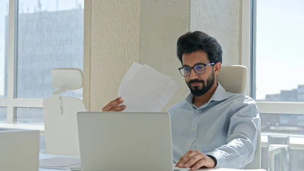 사업가가 여름에 스트레스를 있습니다 뜨거운 종이를 흔들며 사무실에 컴퓨터로 해결을 — 스톡 사진