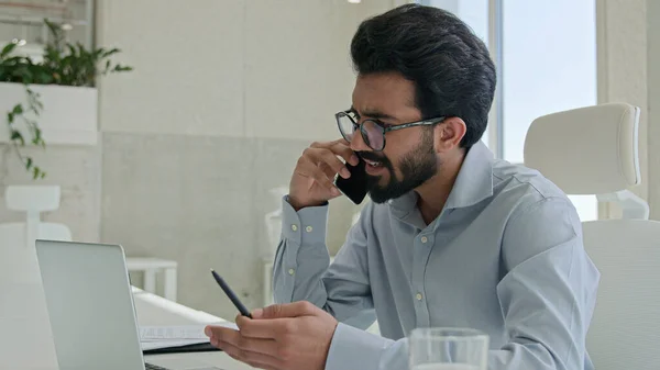 Verveelde Arabische Zakenman Ruziënd Gestresste Ontevreden Baas Ruziemaken Telefoon Met — Stockfoto