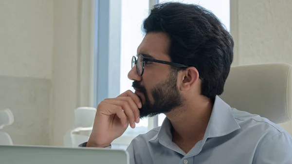 オフィスでコンピュータを操作する思考の集中的なアラビアのビジネスマンのマーケティングマネージャーインドのイスラム教徒の男性起業家オンラインビジネスプロジェクトを分析する思考は 問題解決のブレインストーミングを考える — ストック写真