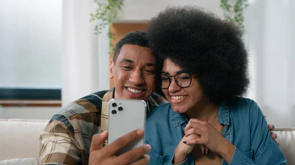 Afro Americano Feliz Casal Família Rindo Conversando Agradável Conversa Vídeo — Fotografia de Stock