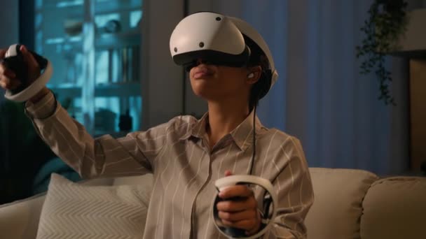 African American Girl Woman Helmet Aminated Reality Glasses Metaverse Gaming — Αρχείο Βίντεο