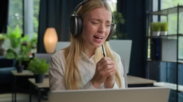 Blanke Vrouw Zakelijke Meisje Luisteren Muziek Koptelefoon Kantoor Werkplek Zingen — Stockvideo