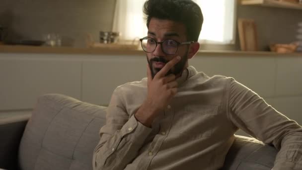 Düşünceli Düşünceli Arap Hintli Akıllı Sahibi Erkek Sahibi Mutfakta Erkek — Stok video