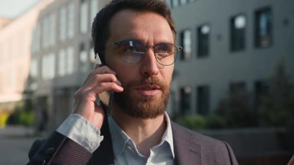Веселый Счастливый Кавказский Мужчина Разговаривает Мобильный Телефон Городе Беззаботный Разговор — стоковое видео