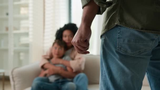 Domácí Fyzické Násilí Rodině Zneužívání Agresivní Muž Zaťatou Pěstí Hrozí — Stock video
