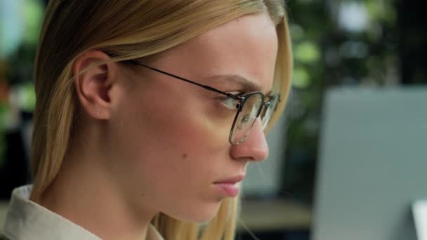 女性の顔を閉じる 自信を持って若い女性のガールプロフィールの肖像画 横に焦点を当てた目白人ビジネスマンの起業家デザイナー 眼鏡メガネでオフィスビジネス会社で働く — ストック動画