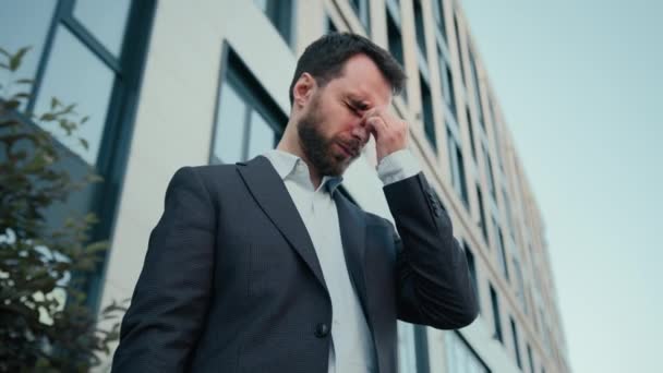 Zmęczony Chory Biały Biznes Człowiek Wyczerpany Stres Męski Biznesmen Zewnątrz — Wideo stockowe
