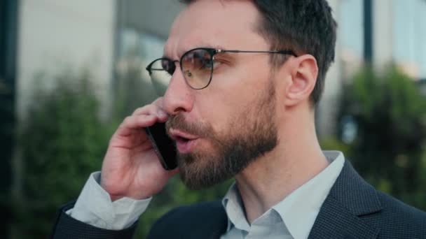 Närbild Arg Irriterad Kaukasisk Man Affärsman Kontor Verkställande Prata Mobiltelefon — Stockvideo