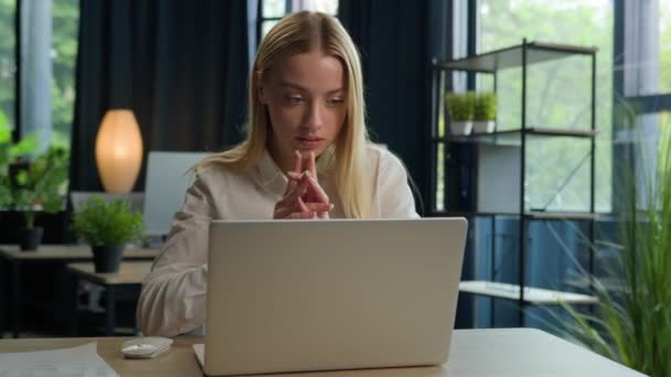 震惊的商界女性白种人女经理工作笔记本电脑失败问题负面冲击电脑故障破产错误读起来很糟糕电子邮件压力大的办公室女职员 — 图库视频影像