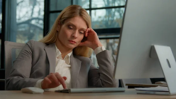 疲れた怠惰な怠惰な悲しい大人の中年の女性のマネージャーの従業員の労働者はオフィスでコンピュータでオンラインで仕事プロジェクトで退屈しました 白人疲れた成熟した病気のビジネスウーマンは 余分に眠るエネルギーを必要とします — ストック写真