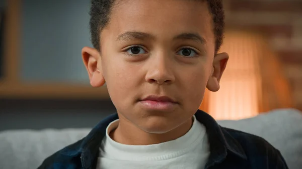 Porträt Trauriger Kleiner Afroamerikanischer Junge Der Die Kamera Schaut Nahaufnahme — Stockfoto