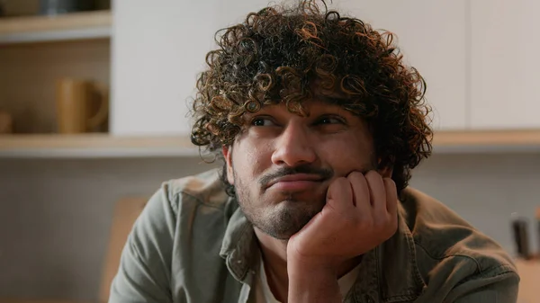 Närbild Porträtt Lyhörd Orolig Tråkig Indisk Man Tänkande Idé Komma — Stockfoto
