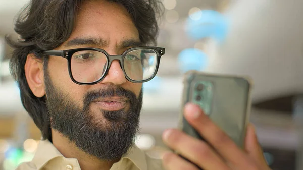 Évekbeli Indián Szakállas Fickó Videohívásról Beszél Okostelefonon Modern Vezeték Nélküli — Stock Fotó