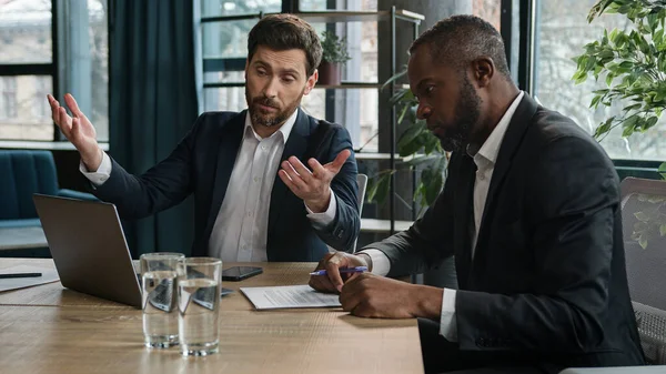 Caucasian Manager Showing African Boss Bad Business Result Computer Mistake — Stock Photo, Image
