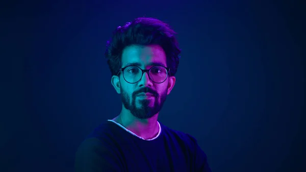 Portré Indiai Komoly Férfi Fejlesztő Kódoló Munkás Programozó Profil Látszó — Stock Fotó