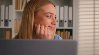 Düşünceli gülümseme ilham verici hayaller kuran mutlu Kafkasyalı kadın yazar işe ara verip hayallere dalmış ev bilgisayarında dizüstü bilgisayarla kitap makaleleri yazan yaratıcı fikirler üretiyor.