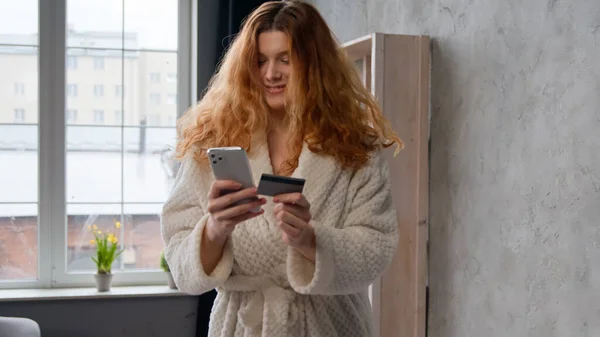 Beyaz Neşeli Bornozlu Bir Kadın Sabah Otel Odasında Akıllı Telefon — Stok fotoğraf