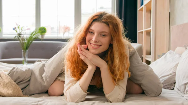 Lächelnd Glücklich Flirtende Frau Lugt Aus Unter Decke Bett Hause — Stockfoto