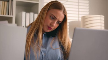 Çok sayıda meşgul Kafkasyalı iş kadını telefonla konuşuyor kontrol kağıtlarını kontrol ediyor laptopta çalışıyor birçok iş kadını akıllı telefondan konuşuyor evrak işleri ile ilgili problemler yapıyor.