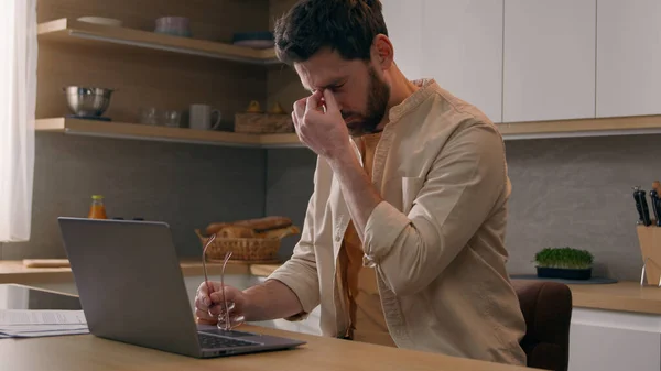 Blanke Man Die Laptop Keuken Werkt Heeft Last Van Brillenopnamen — Stockfoto