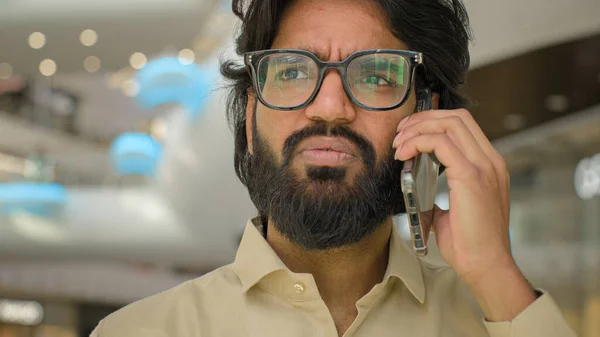 Komoly Spanyol Indiai Üzletember Szemüvegben Arab Szakállas Férfi Beszél Mobiltelefon — Stock Fotó