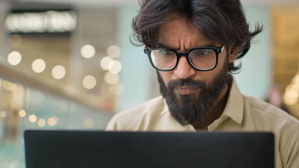 Ciddi Hintli Gözlüklü Bir Adam Laptop Ekranına Bakıyor Içeride Çalışıyor — Stok fotoğraf