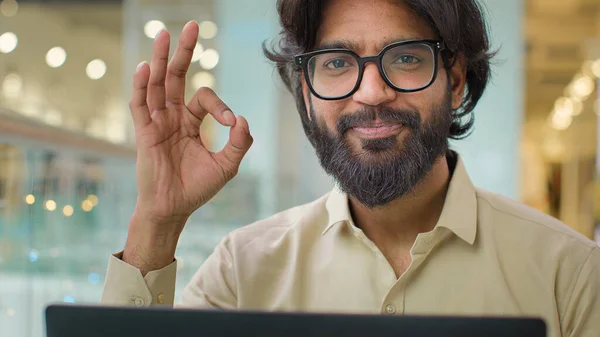 Индийский Арабский Бородатый Бизнесмен Предприниматель Очках Печатает Ноутбуке Мужчина Профессиональный — стоковое фото