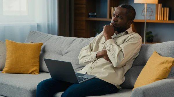Pensativo Intrigante Homem Afro Americano Empresário Freelancer Trabalhando Laptop Casa — Fotografia de Stock
