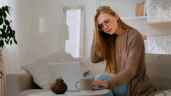 Mulher Caucasiana Menina Confusa Com Laptop Quebrado Preocupar Com Conexão — Fotografia de Stock