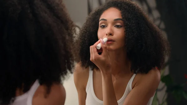 Vacker Afroamerikansk Kvinna Tittar Spegel Reflektion Morgon Skönhet Rutin Förberedelse — Stockfoto