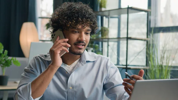 Sorrindo Empresário Chamada Telefone Celular Conversa Celular Conversa Negócios Escritório — Fotografia de Stock