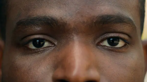 Nærbilde Beskåret Visningsdetaljer Mannlige Afrikanske Etniske Mørke Øyne Lukke Åpne – stockfoto