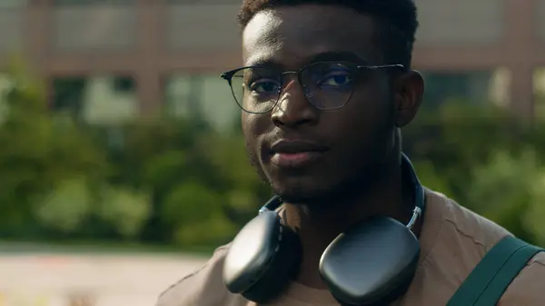 Şehir Parkında Afro Amerikan Üniversite Öğrencisi Erkek Lise Öğrencisi Kulaklıklı — Stok fotoğraf