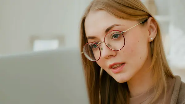 Gözlüklü Beyaz Kadın Kız Öğrenci Kadını Bilgisayarlı Bilgisayarlı Uzak Mesafelere — Stok fotoğraf