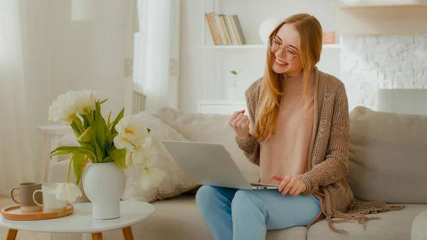 Gözlüklü Beyaz Kadın Mutlu Kız Öğrenci Kadını Dizüstü Bilgisayarlı Kanepeye — Stok fotoğraf