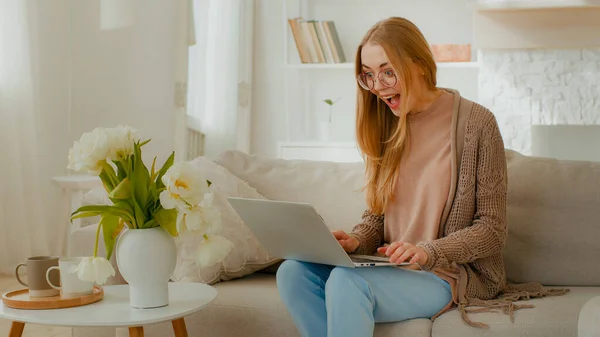 Gözlüklü Beyaz Kadın Mutlu Kız Öğrenci Kadını Dizüstü Bilgisayarlı Kanepeye — Stok fotoğraf
