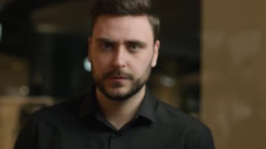 Bulanık görünüm portresi Kafkasyalı iş adamı ciddi yüz ifadesi güvenilir girişimci yetişkin 30 'lu yaşlardaki adam kamera işi portresi yöneticisi yönetici yönetici yönetici yönetici işveren işveren lideri iç mekanda