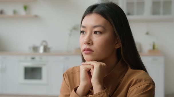 Szomorú Depressziós Női Portré Töpreng Egyedül Ázsiai Lány Kínai Koreai — Stock videók