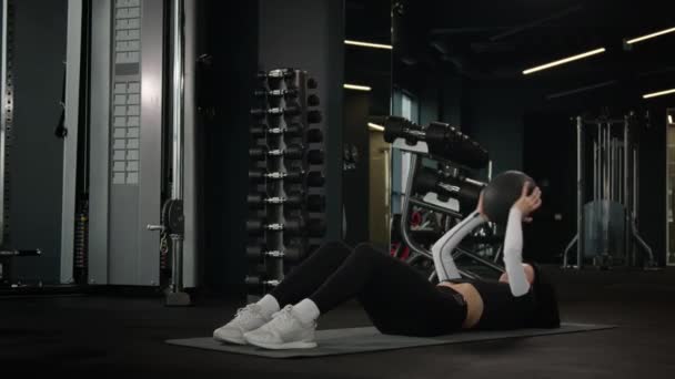 运动女性白种人适合女运动员运动女性运动员教练在黑暗体操训练中在健身垫上运动带装备扔药球功能性锻炼腹肌积极的生活方式 — 图库视频影像