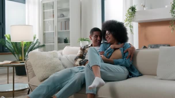 Skrattande Bekymmerslös Afroamerikansk Lycklig Familj Par Gift Kvinna Flicka Man — Stockvideo