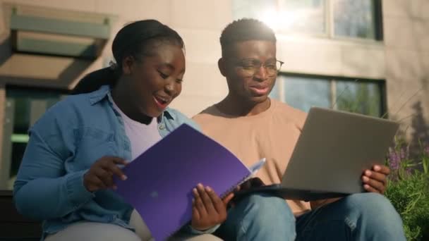 Двоє Друзів Афроамериканських Етнічних Студентів Жінка Чоловік Дівчина Хлопець Обговорює — стокове відео