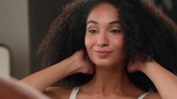 アフリカ系アメリカ人の美しい女性 美容ルーチン 浴室の女の子 鏡の反射 カーリーヘアケア タッチ カール 朝の手順で準備 ヘアドー シャンプー結果 — ストック動画