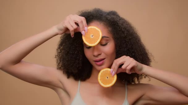 Портрет Краси Афроамериканської Дівчини Жінка Тримає Два Скибочки Апельсинового Грейпфрута — стокове відео