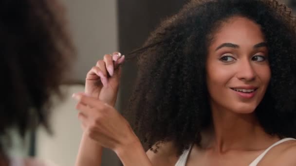 African America Kobieta Prawidłowy Twist Curl Dziewczyna Patrząc Lustro Odbicie — Wideo stockowe