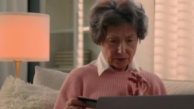 Kafkasyalı yaşlı kadın emekli yaşlı bayan yetişkin müşteri müşteri müşteri bilgisayarı sorunu çevrimiçi ödeme alışveriş başarısızlığı banka kredi kartı servis hatası hata başarısız satın alma sorunu