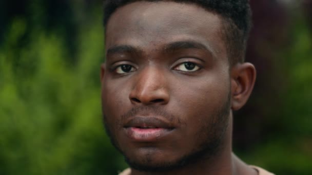 Närbild Man Ansikte Allvarliga Tusenårig Ung Afroamerikansk Etnisk Kille Stilig — Stockvideo