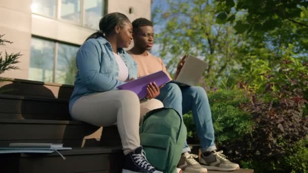Dwa Zróżnicowane Afroamerykanie Etniczni Studenci Kobieta Mężczyzna Dziewczyna Chłopak Przyjaciele — Wideo stockowe